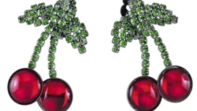 Blätter am Hals und Blumen am Kleid