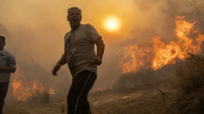 Tausende Helfer retten beliebtes Feriendorf vor Flammen