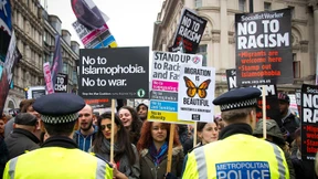 Eine deutsche Einwanderin bittet im Radio um Hilfe