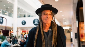 Einsamer Tanz im Hotelzimmer