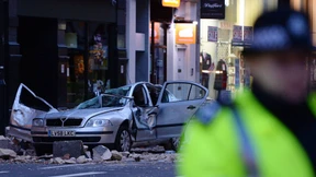 Frau im Auto von herabfallenden Hausteilen erschlagen