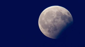 Der Mond versteckt sich im Schatten