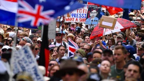 Impfgegner und Impfbefürworter protestieren