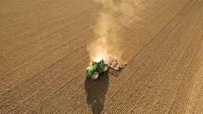Großinvestoren nehmen Agrarflächen ins Visier