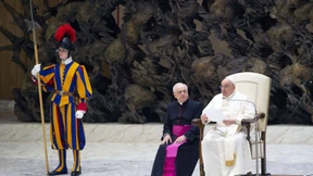 Der Papst auf Distanz zu den Opfern?