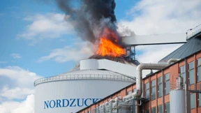 Schwelender Großbrand in Zuckersilo