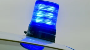 Kind und Vater bei Unfall schwer verletzt - Toter Mann in brennender Wohnung gefunden