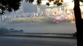 Rennwagen rast in Zuschauergruppe