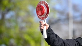 Zwei Männer stellen sich bei Verkehrskontrolle tot