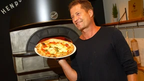 Promis, die auf Verschwörungstheoretiker starren