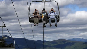 Absolventen feiern Abschluss auf Berggipfel