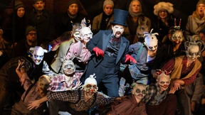 Die Zarin gluckt im Glockenrock