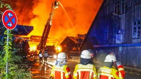 Blitzeinschlag setzt Lagerhalle in Brand – weitere Unwetter erwartet