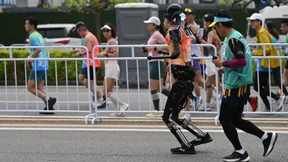 Roboter laufen bei Halbmarathon in Peking mit