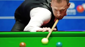 Ein Spieler mit Nervenstärke am Tisch