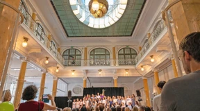 Schütteln, Zunge rausstrecken und singen