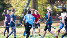Mit dem Plastikrohr zwischen den Beinen
