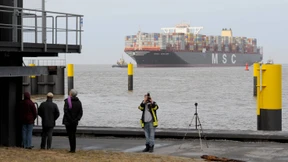  Größtes Containerschiff der Welt legt erstmals in Deutschland an