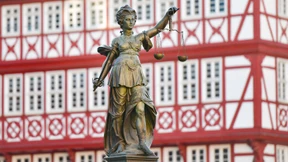 Mit dem Beil gegen die Tür geschlagen