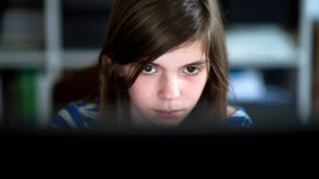 EU prüft hohes Mindestalter für Facebook und Twitter