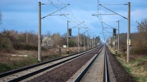 Mann läuft wegen des Bahnstreiks auf den Schienen