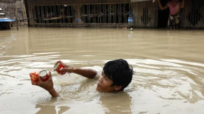 Mindestens 100 Menschen sterben bei Überschwemmungen 