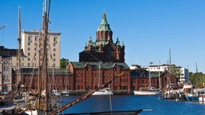 An Helsinkis Hafen kommt ein Stein ins Grollen