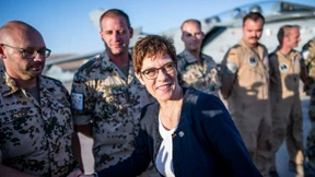Kramp-Karrenbauer besucht Soldaten in Jordanien