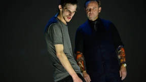 Das totale Tier an der Luftgitarre