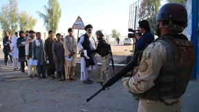 Menschen sterben bei Anschlägen, Pannen verzögern Stimmabgabe