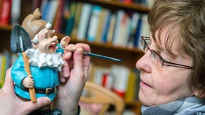 Brandenburgerin bürstet Gartenzwergen den Bart