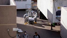 Häftlinge transportieren die Covid-Opfer