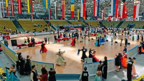 Mehr als 2700 Tänzer wirbeln durch die Eissporthalle