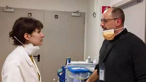 Auf den Schutzanzug schreibt er „Priester“