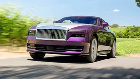 Auf einen Rolls-Royce Spectre mit Technik & Motor