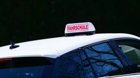 18-Jährige verfolgt Unfallflüchtigen während der Führerscheinprüfung