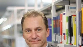 Ein Mann geht seinen Weg