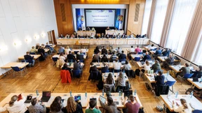 Parlament voller Spannungen