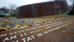 15 Rosen für die Opfer des Amoklaufs