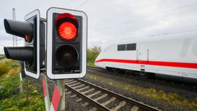 ICE-Fahrgäste warten stundenlang in defektem Zug