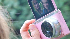 Pretty in Pink mit Wechselobjektiv