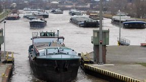 Die Wärter an der „Bananenschleuse“