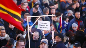 Anhänger tragen Galgen „für Merkel und Gabriel“ durch die Stadt