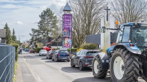 Banner für Vielfalt am Kirchturm