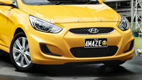 Gelbes Grinsen auf dem Nummernschild