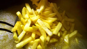 Mann attackiert Hausmeister mit heißem Öl