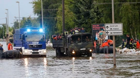 Der Pegel sinkt, doch Deiche brechen