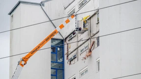 Hochhausfassade stürzt teilweise ein – 187 Bewohner gerettet
