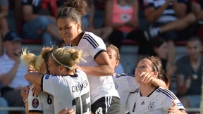 Unaufgeregte Küsse vor der Tribüne