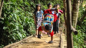 Auf allen Vieren in die Schule
